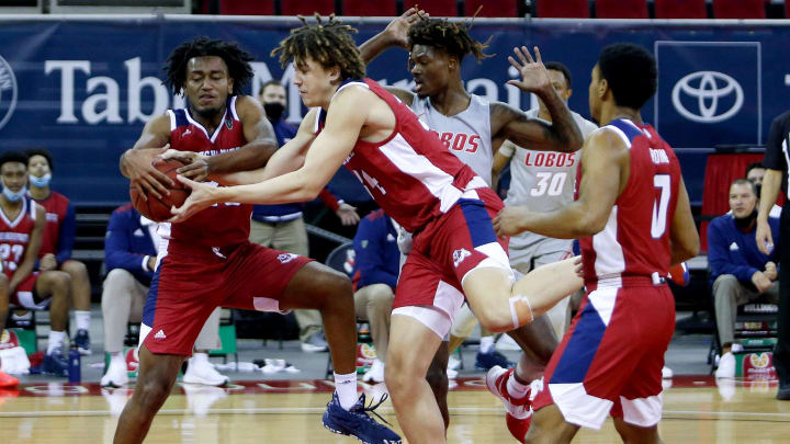 The Fresno State Bulldogs host the Utah State Aggies tonight as 3-point favorites. 