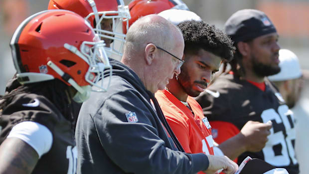 Cleveland Browns quarterbacks coach Bill Musgrave, left, works with quarterback Shedeur Sanders (12) during NFL rookie minica