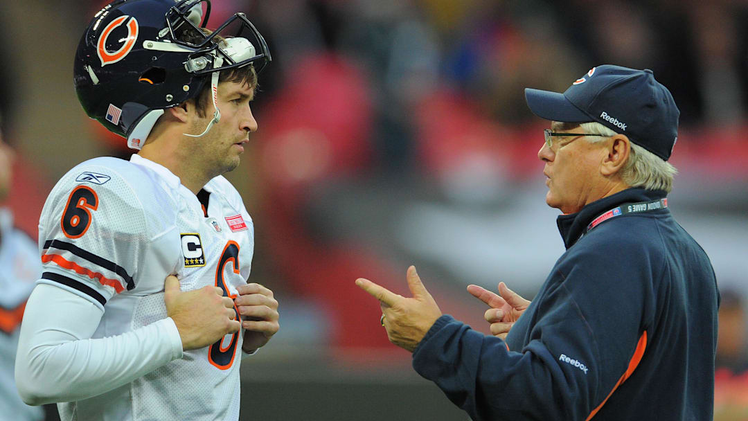 Former Bears quarterback Jay Cutler gets some advice from former Bears offensive coordinator and Rams head coach Mike Martz.