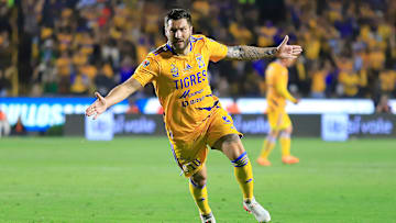 André-Pierre Gignac celebra un gol con Tigres UANL.