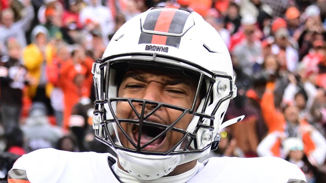 Cleveland Browns linebacker Tony Fields II