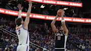 Arizona Wildcats forward Koa Peat (10) dominated the Florida Gators with 30 points in his debut.