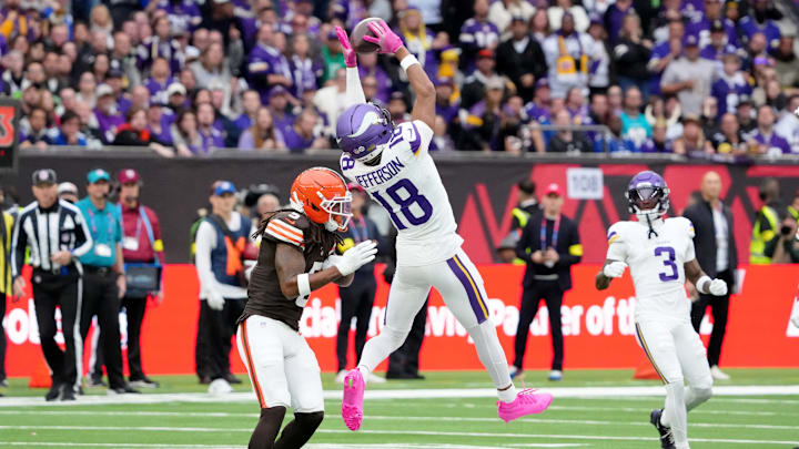 Justin Jefferson makes a big catch against the Browns in London.