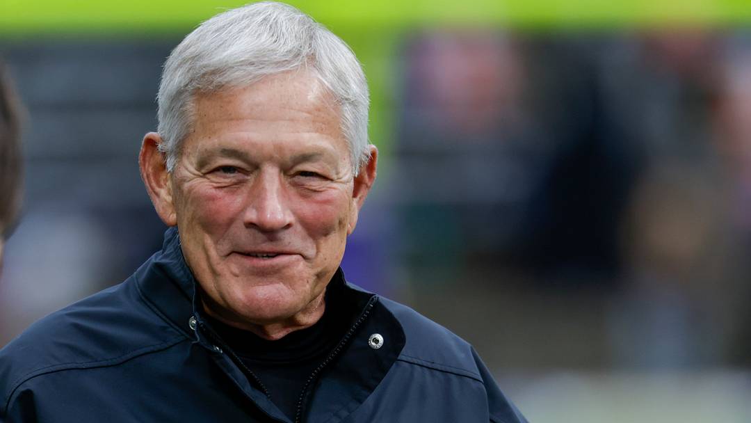 Oct 9, 2026; Seattle, Washington, USA; Iowa Hawkeyes head coach Kirk Ferentz talks on the sideline during pregame warmups against the Washington Huskies at Husky Stadium. Mandatory Credit: Joe Nicholson-Imagn Images Oct 9, 2026; Seattle, Washington, USA; Iowa Hawkeyes head coach Kirk Ferentz talks on the sideline during pregame warmups against the Washington Huskies at Husky Stadium. Mandatory Credit: Joe Nicholson-Imagn Images