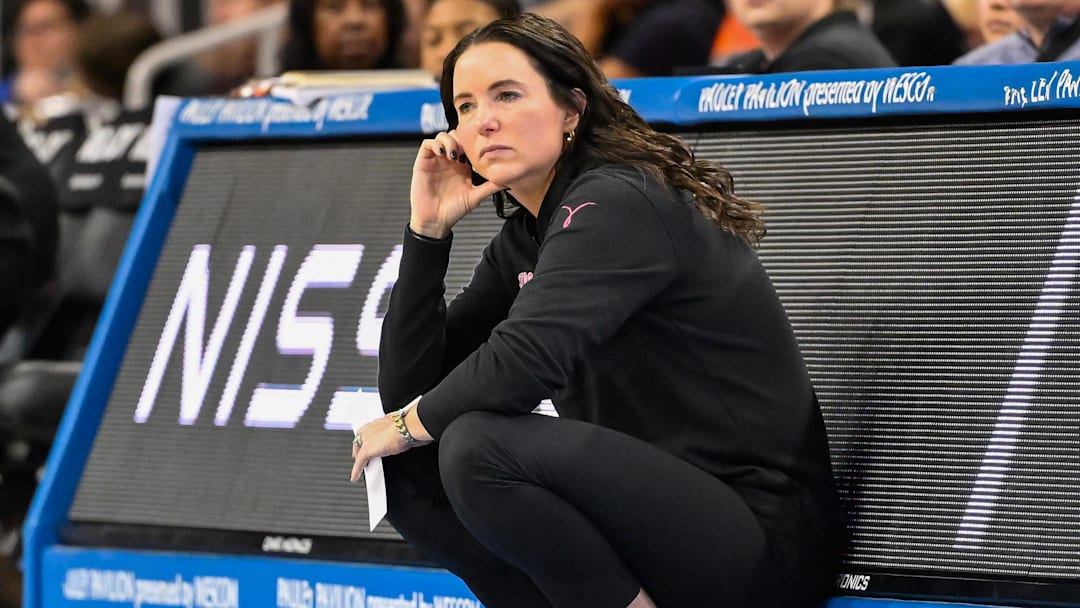 Feb 20, 2025; Los Angeles, California, USA; Illinois Fighting Illini head coach Shauna Green during the third quarter against the UCLA Bruins at Pauley Pavilion presented by Wescom. Mandatory Credit: Robert Hanashiro-Imagn Images Feb 20, 2025; Los Angeles, California, USA; Illinois Fighting Illini head coach Shauna Green during the third quarter against the UCLA Bruins at Pauley Pavilion presented by Wescom. Mandatory Credit: Robert Hanashiro-Imagn Images