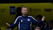 Schalke-Trainer Frank Kramer wirkt in der aktuellen Situation ratlos.