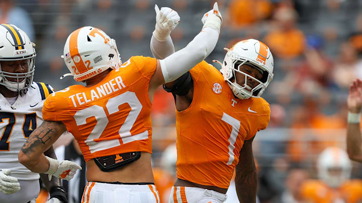 Sep 6, 2025; Knoxville, Tennessee, USA; Tennessee Volunteers linebacker Jeremiah Telander (22) and linebacker Arion Carter (7) react to a play against the East Tennessee State Buccaneers during the second half at Neyland Stadium. Mandatory Credit: Randy Sartin-Imagn Images Sep 6, 2025; Knoxville, Tennessee, USA; Tennessee Volunteers linebacker Jeremiah Telander (22) and linebacker Arion Carter (7) react to a play against the East Tennessee State Buccaneers during the second half at Neyland Stadium. Mandatory Credit: Randy Sartin-Imagn Images