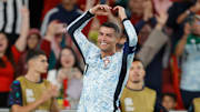 La celebración de Cristiano Ronaldo, llamada SIU, implica saltar y caer al suelo con los pies, poniendo los brazos a ambos lados del cuerpo