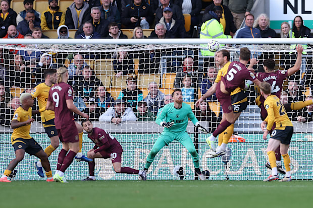 แบร์นาร์โด ซิลวา (กลาง, ซ้าย) กำลังก้มหลบ