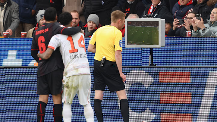 Christian Dingert hatte in Leverkusen viel zu tun