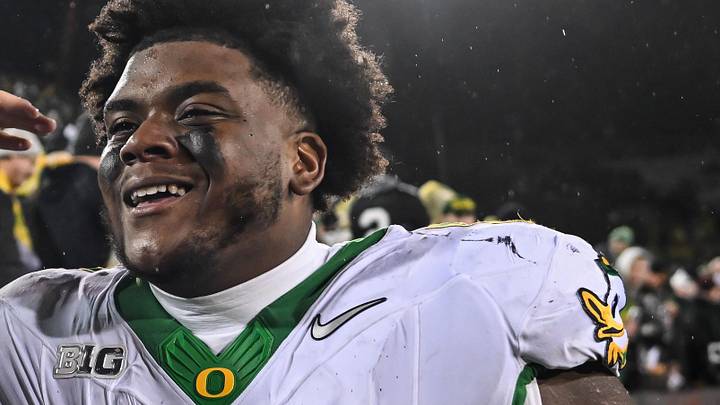 Oregon Ducks defensive lineman A'Mauri Washington 