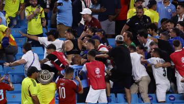 El escándalo en las tribunas del partido Uruguay vs. Colombia fue rechazado por la Conmebol