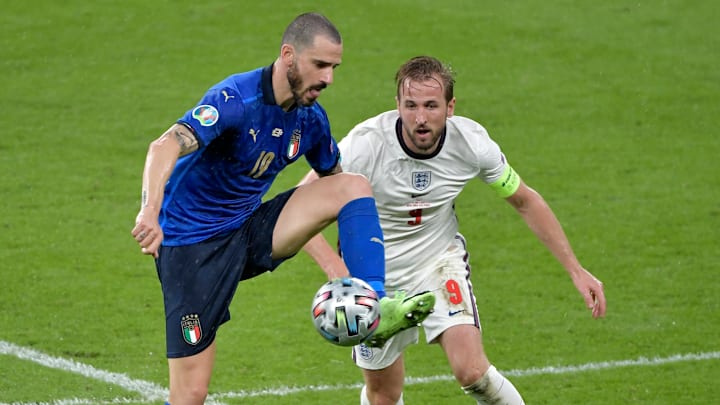 Harry Kane au duel face à Leonardo Bonucci. Harry Kane au duel face à Leonardo Bonucci.