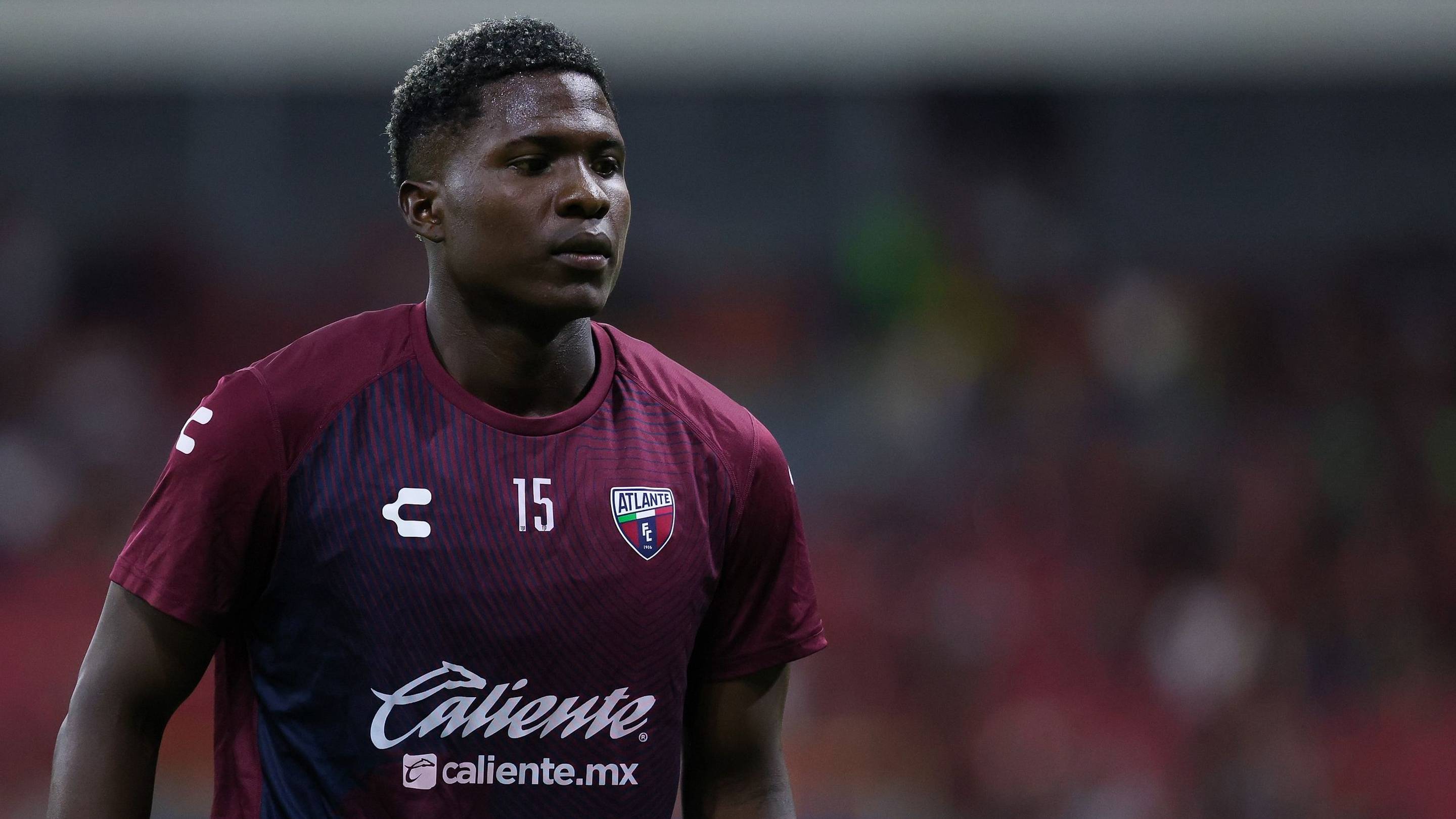 Gesto de crack; Jugador del Atlante regala su jersey a un niño e impide que fan de Rayados se la quite