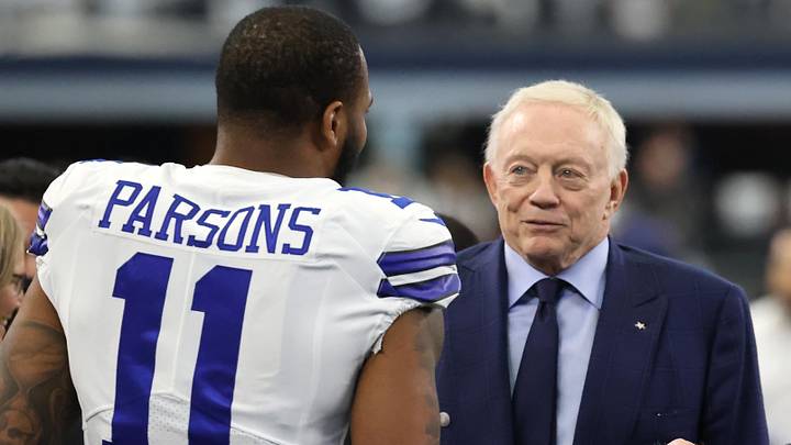 Dallas Cowboys outside linebacker Micah Parsons meets with owner Jerry Jones before the NFC Wild Card game