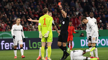 Manuel Neuer kassierte gegen Leverkusen glatt Rot.