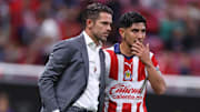 El técnico argentino Fernando Gago y Víctor 'Pocho' Guzmán durante un encuentro de las Chivas
