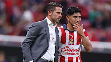 El técnico argentino Fernando Gago y Víctor 'Pocho' Guzmán durante un encuentro de las Chivas