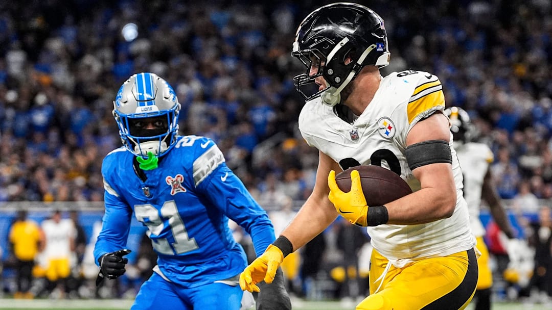 Pittsburgh Steelers tight end Pat Freiermuth (88) makes a catch against Detroit Lions cornerback Amik Robertson (21) during the first half at Ford Field in Detroit on Sunday, Dec. 21, 2025. Pittsburgh Steelers tight end Pat Freiermuth (88) makes a catch against Detroit Lions cornerback Amik Robertson (21) during the first half at Ford Field in Detroit on Sunday, Dec. 21, 2025.
