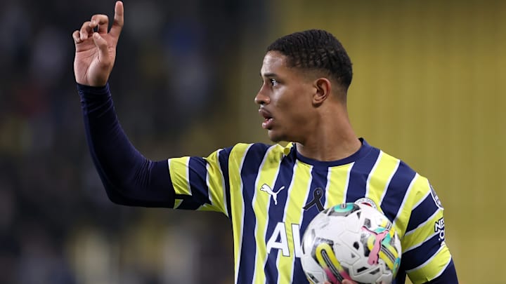 Jayden Oosterwolde taç atışını kullanmaya hazırlanıyor.