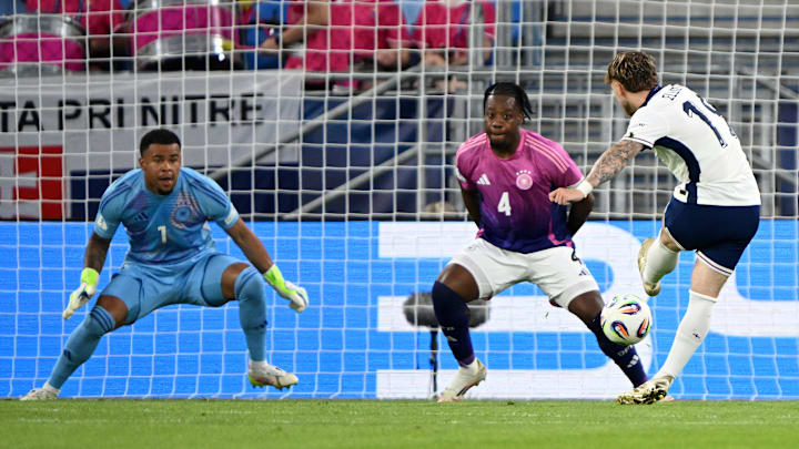 Noah Atubolu und Bright Arrey-Mbi konnten Englands Harvey Elliott nicht aufhalten Noah Atubolu und Bright Arrey-Mbi konnten Englands Harvey Elliott nicht aufhalten