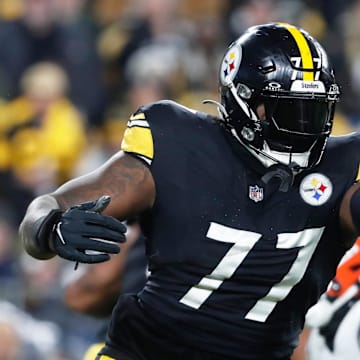 Dec 23, 2023; Pittsburgh, Pennsylvania, USA;  Pittsburgh Steelers offensive tackle Broderick Jones (77) blocks at the line of scrimmage against Cincinnati Bengals defensive end Myles Murphy (right) during the second quarter at Acrisure Stadium. Mandatory Credit: Charles LeClaire-Imagn Images