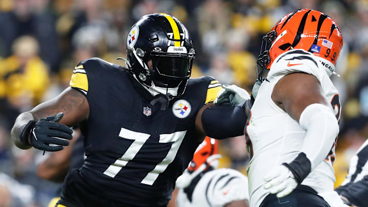 Dec 23, 2023; Pittsburgh, Pennsylvania, USA;  Pittsburgh Steelers offensive tackle Broderick Jones (77) blocks at the line of scrimmage against Cincinnati Bengals defensive end Myles Murphy (right) during the second quarter at Acrisure Stadium. Mandatory Credit: Charles LeClaire-Imagn Images