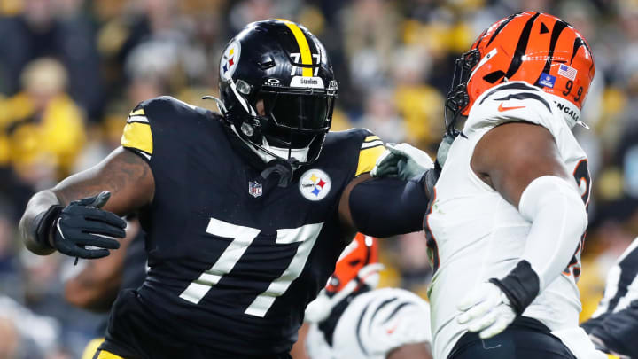 Dec 23, 2023; Pittsburgh, Pennsylvania, USA;  Pittsburgh Steelers offensive tackle Broderick Jones (77) blocks at the line of scrimmage against Cincinnati Bengals defensive end Myles Murphy (right) during the second quarter at Acrisure Stadium. Mandatory Credit: Charles LeClaire-USA TODAY Sports