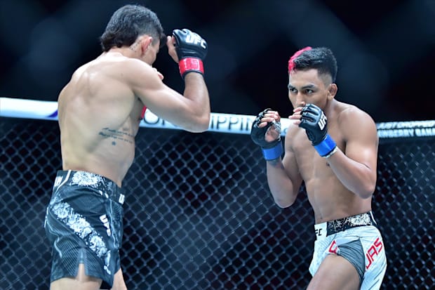 Alessandro Costa (red gloves) fights against Kevin Borjas (blue gloves) during UFC 301 at Rio Arena. 
