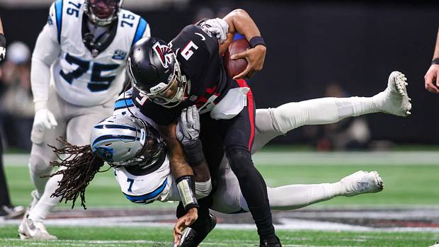 Jadeveon Clowney tackles Michael Penix Jr.