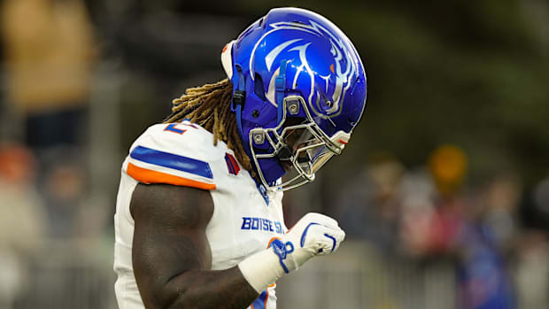  Boise State Broncos running back and Heisman Trophy candidate Ashton Jeanty (2) warms up