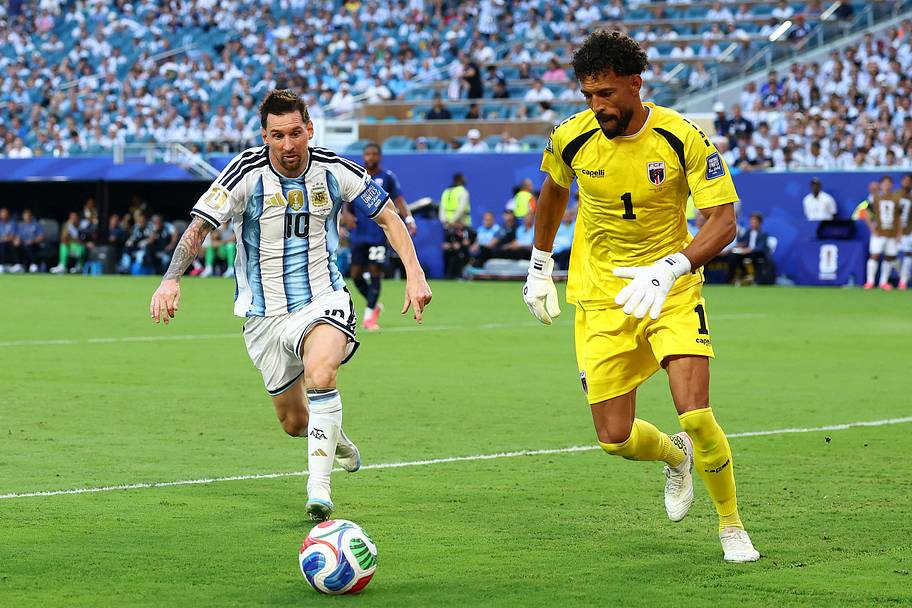 Lionel Messi (left) and Vozinha.