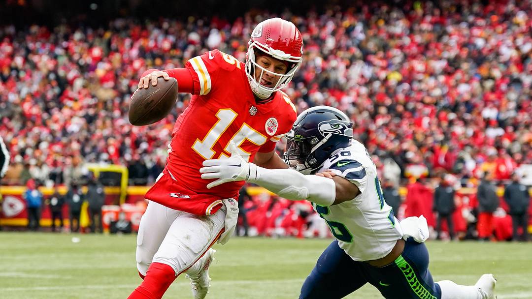 Dec 24, 2022; Kansas City, Missouri, USA; Kansas City Chiefs quarterback Patrick Mahomes (15) runs for a touchdown against Seattle Seahawks linebacker Jordyn Brooks (56) during the second half at GEHA Field at Arrowhead Stadium. Mandatory Credit: Jay Biggerstaff-Imagn Images Dec 24, 2022; Kansas City, Missouri, USA; Kansas City Chiefs quarterback Patrick Mahomes (15) runs for a touchdown against Seattle Seahawks linebacker Jordyn Brooks (56) during the second half at GEHA Field at Arrowhead Stadium. Mandatory Credit: Jay Biggerstaff-Imagn Images