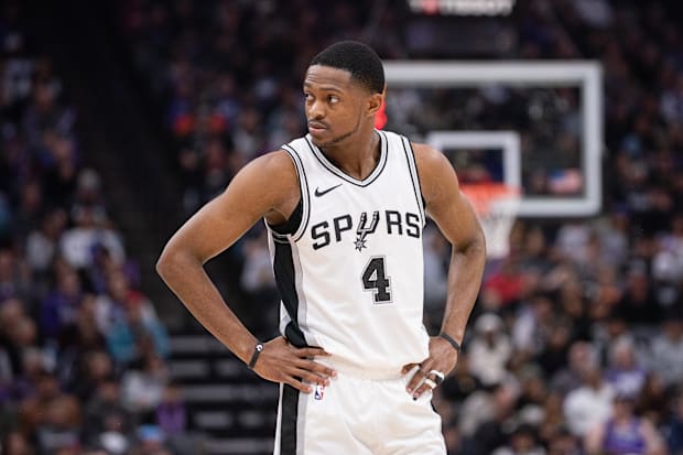 San Antonio Spurs guard De'Aaron Fox (4) 