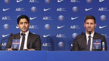 PSG-Boss Nasser Al Khelaifi neben Lionel Messi