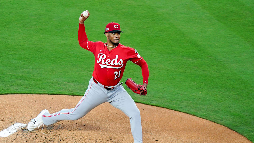 Cincinnati Reds starting pitcher Hunter Greene (21) delivers a pitch in the first inning of the MLB National League Wild Card Game 1 between the Cincinnati Reds and LA Dodgers, Tuesday, Sept. 30, 2025, at Dodger Stadium in Los Angeles, California.