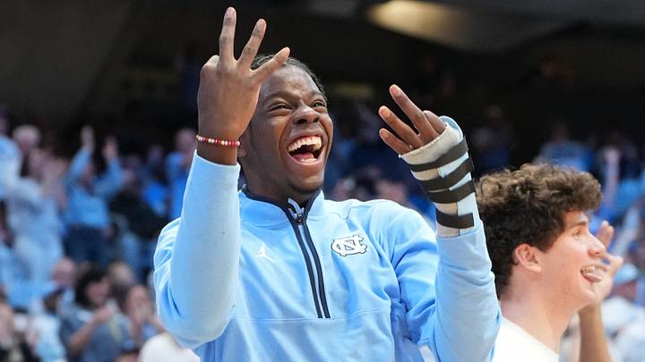North Carolina Tar Heels forward Caleb Wilson (8)