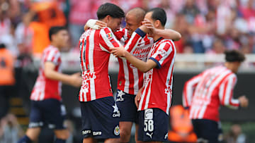 Yael Padilla festeja su gol a lado de Javier 'Chicharito' Hernández y Hugo Camberos
