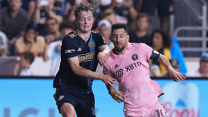 El argentino Lionel Messi del Inter Miami disputa el balón con Jack McGlynn del Philadelphia Union