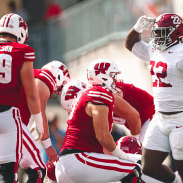 Alabama defensive lineman LT Overton vs. Wisconsin