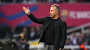 Hansi Flick comanda reestruturação do Barcelona em campo