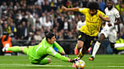 Karim Adeyemi umläuft Thibaut Courtois