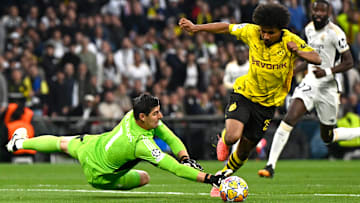 Karim Adeyemi umläuft Thibaut Courtois