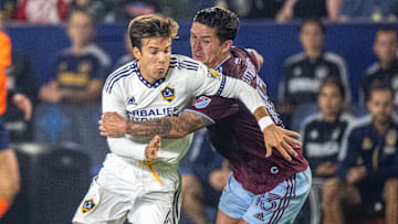El español Riqui Puig del Galaxy y el inglés Jack Price del Colorado Rapids durante la temporada 2022.