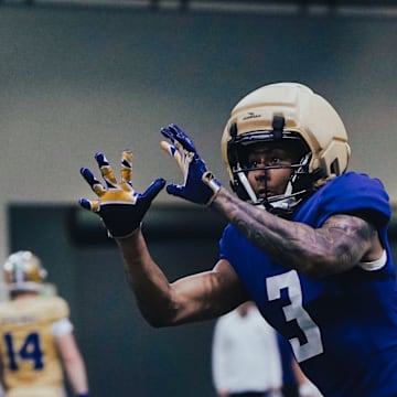 Rashid Williams makes a Dempsey Indoor reception.