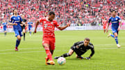 Gnabry marcou dois gols contra o Schalke 04 neste sábado