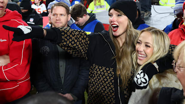 Brittany Mahomes, Taylor Swift share adorable Chiefs postgame celebratory  hug