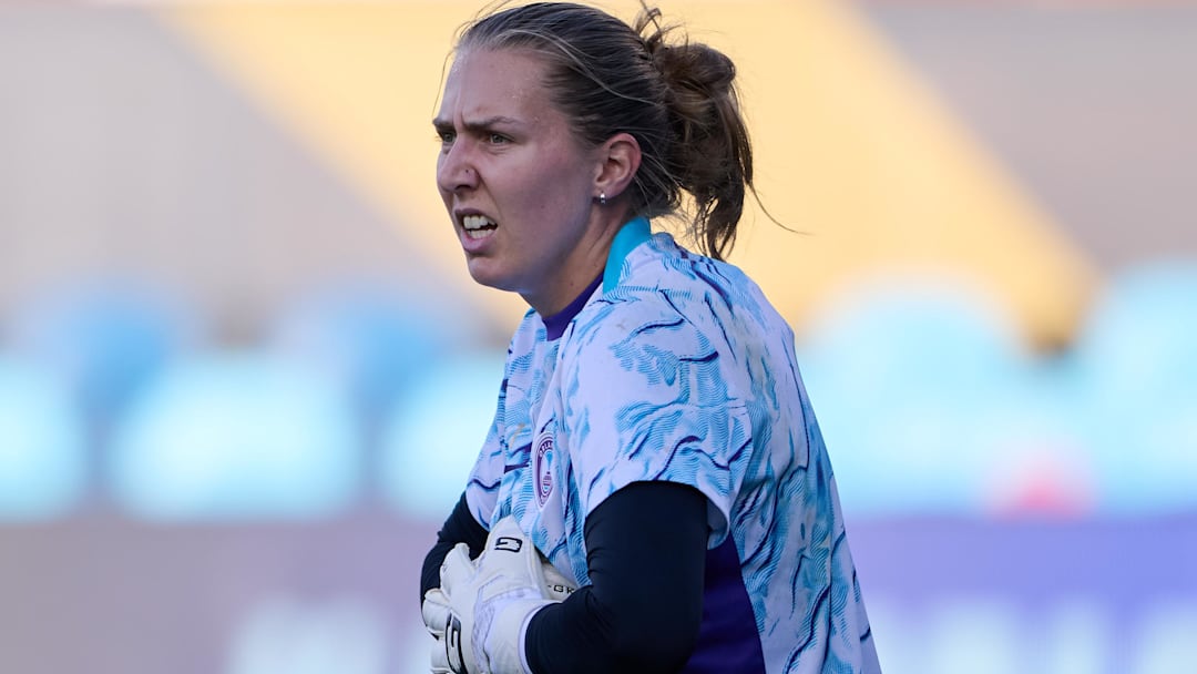 Jun 13, 2025; San Jose, California, USA; Orlando Pride goalkeeper Anna Moorhouse (1) warms up on the field before the game against Bay FC at PayPal Park. Mandatory Credit: Robert Edwards-Imagn Images