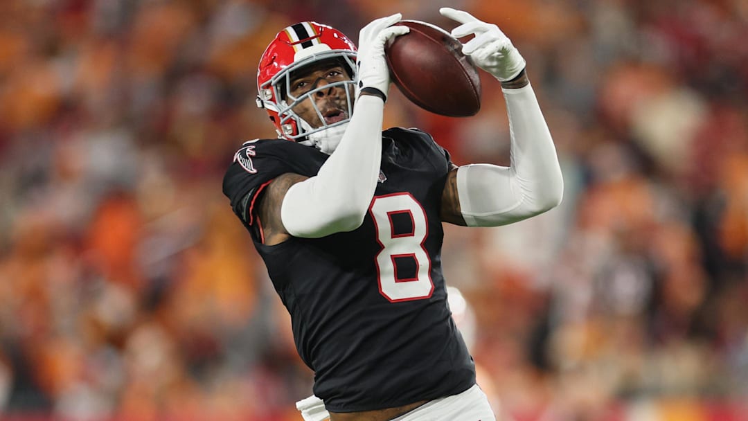 Dec 11, 2025; Tampa, Florida, USA; Atlanta Falcons tight end Kyle Pitts Sr. (8) catches  pass against the Tampa Bay Buccaneers during the first quarter at Raymond James Stadium. 