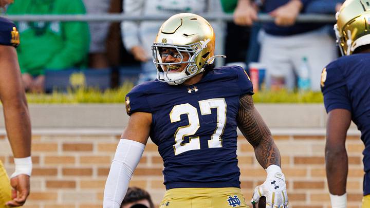 Notre Dame linebacker Kyngstonn Viliamu-Asa